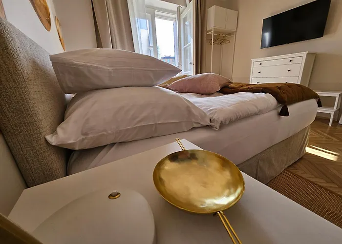Golden Flat By Grazrentals With Parkview - Brandnew & Free Parking