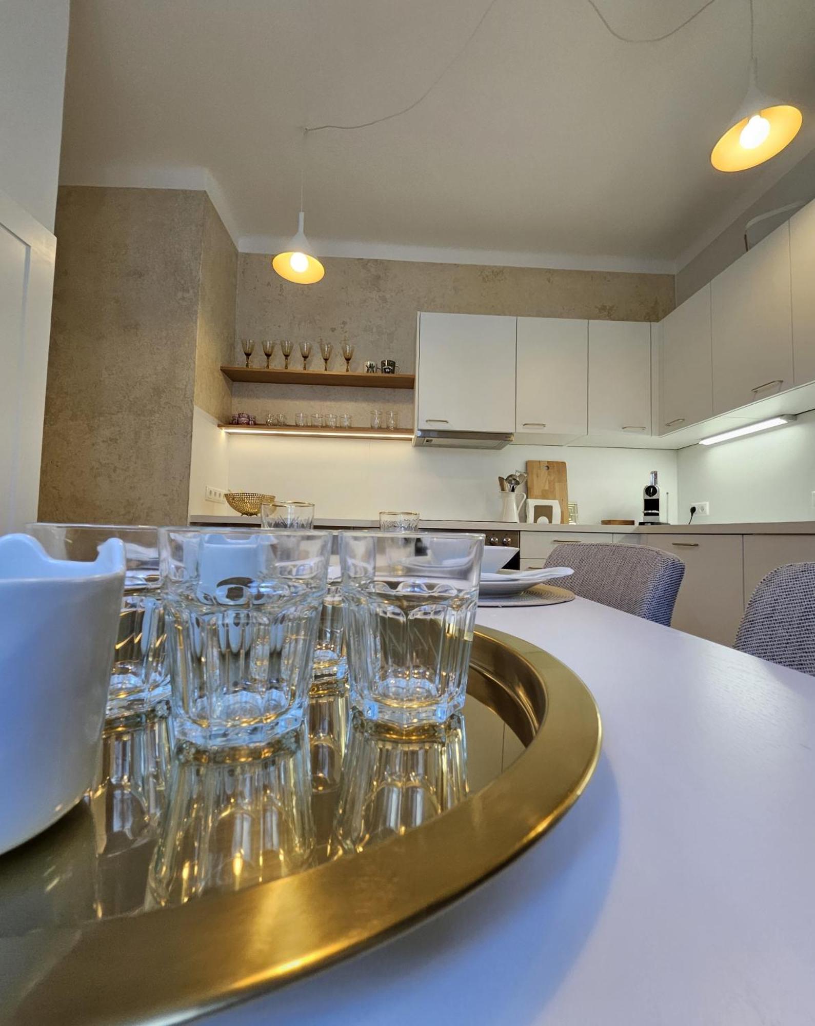 Golden Flat By Grazrentals With Parkview - Brandnew & Free Parking Appartamento
