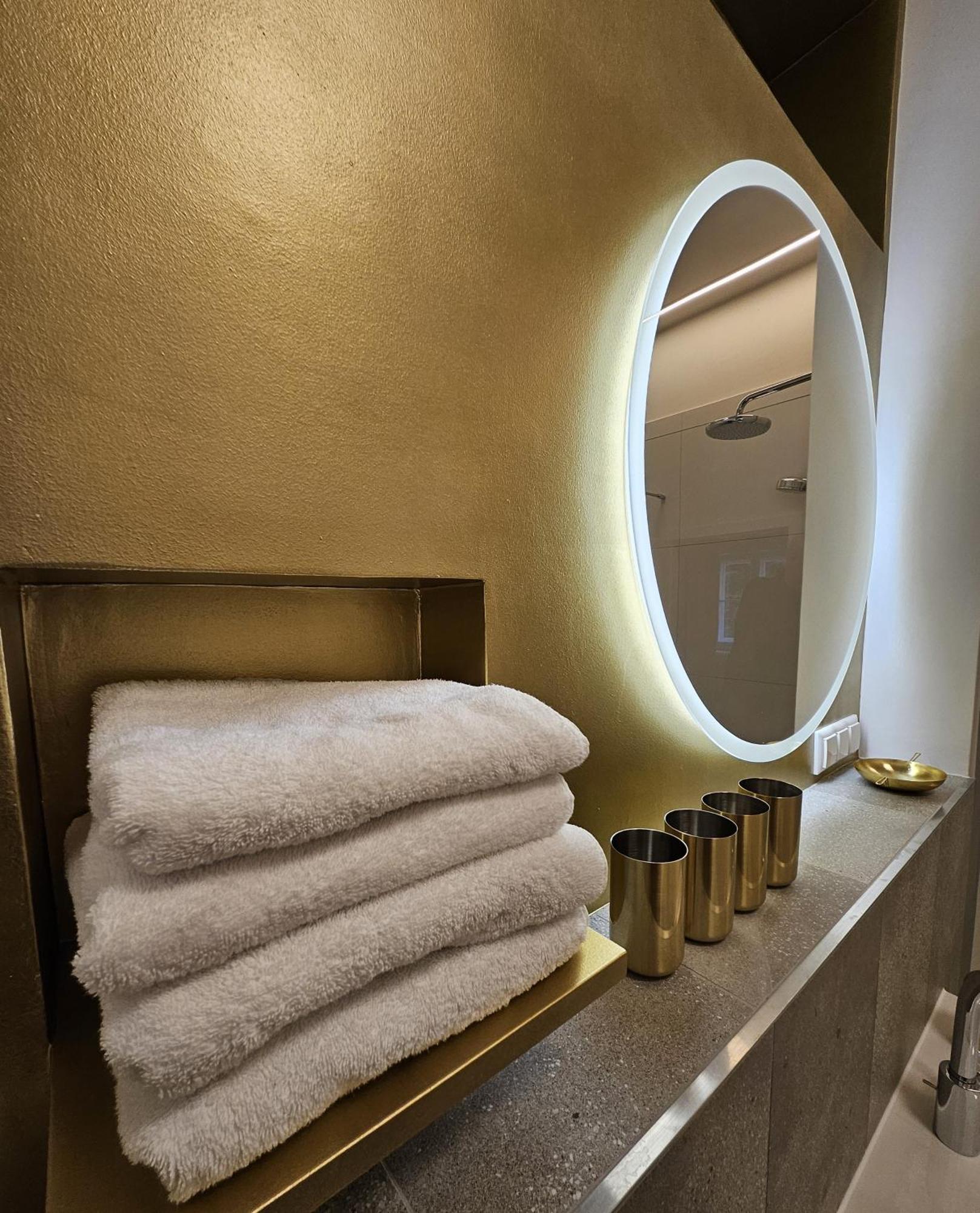Golden Flat By Grazrentals With Parkview - Brandnew & Free Parking Apartment *